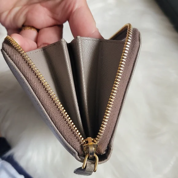 PRADA - Picture 12 of 16